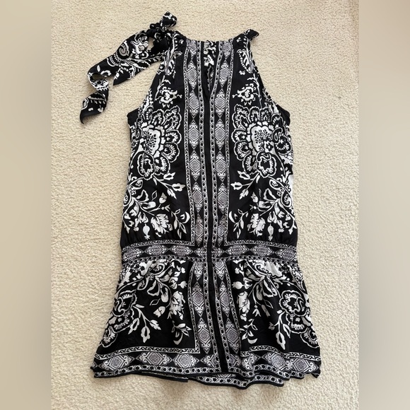 White House Black Market 100% silk black floral paisley top w/ tie neck, sz M - Picture 7 of 7